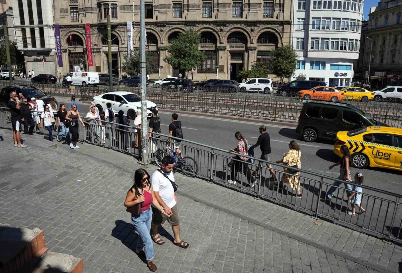 Karaköy’de yayaların bariyerlerle imtihanı, alt geçit var, kısa yol yok 40 Bülten Medya -