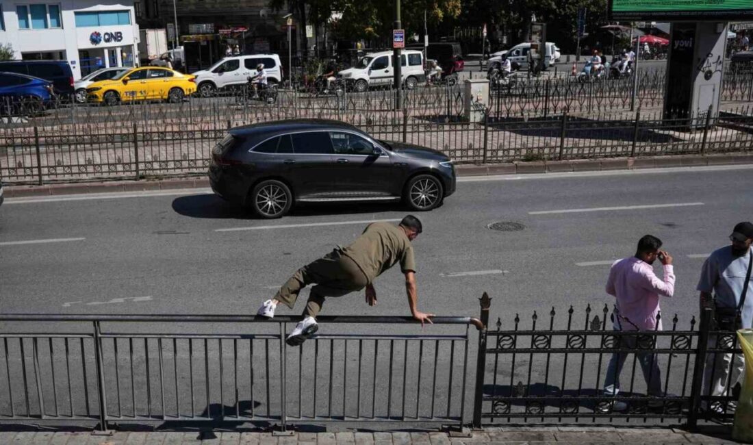 Karaköy’de yayaların bariyerlerle imtihanı, alt geçit var, kısa yol yok İstanbul Karaköy’de karşıya geçmek isteyen vatandaşlar, alt geçit yerine kısa