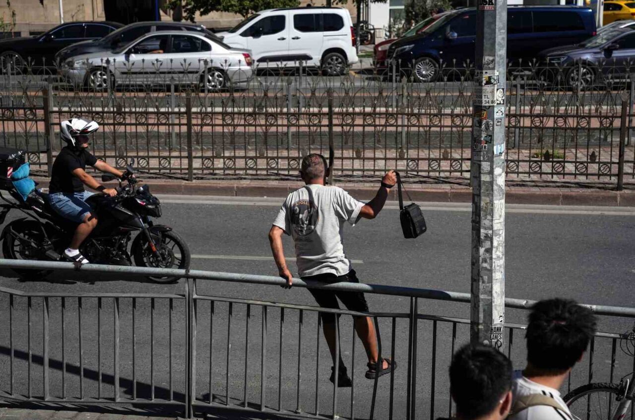 Karaköy’de yayaların bariyerlerle imtihanı, alt geçit var, kısa yol yok 34 Bülten Medya -