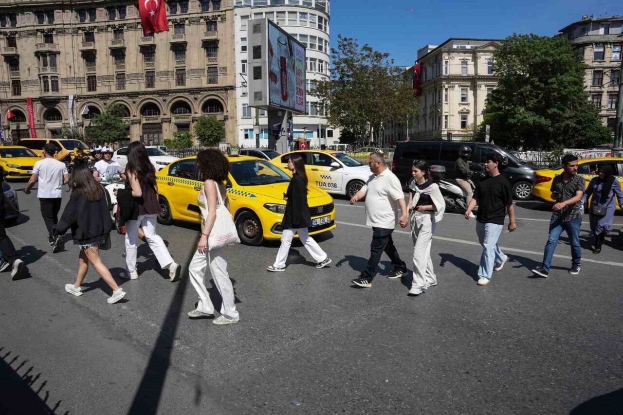Karaköy’de yayaların bariyerlerle imtihanı, alt geçit var, kısa yol yok 43 Bülten Medya -
