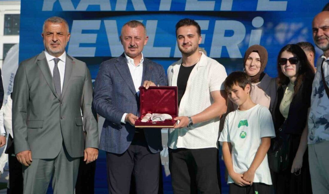 Kartepe Kent Konut Evleri’nde 144 hak sahibine anahtar teslim edildi Kartepe Kent Konut Evleri’nde 144 hak sahibine anahtarları teslim edilirken,