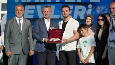 Kartepe Kent Konut Evleri’nde 144 hak sahibine anahtarları teslim edilirken,