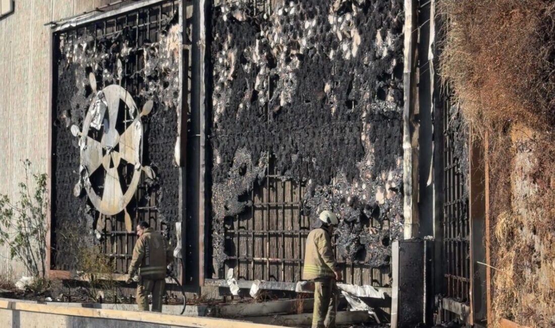Kasımpaşa Tüneli yanında çıkan yangın korkuttu Kasımpaşa Sütlüce Tüneli yanında yer alan elektrik panosunda çıkan yangın,