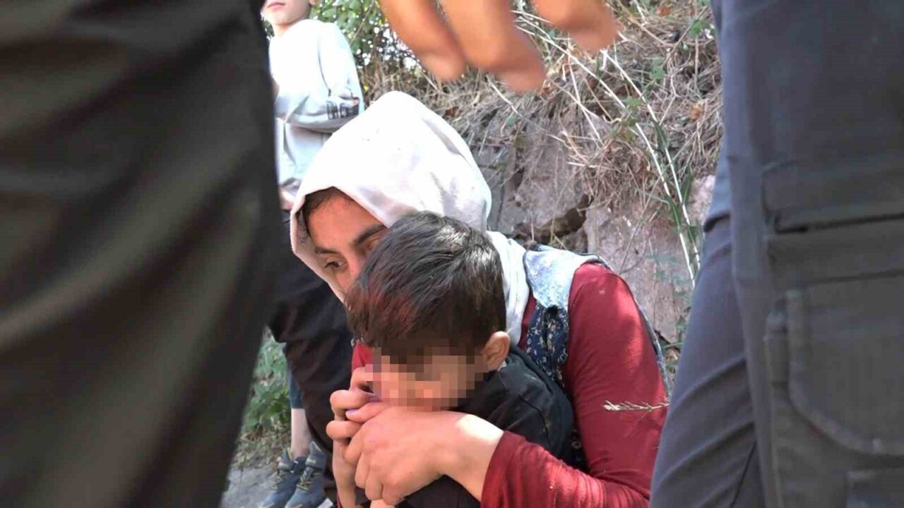 Kaybolan çocuğuna kavuşan anne sevinçten bayıldı 29 Bülten Medya -