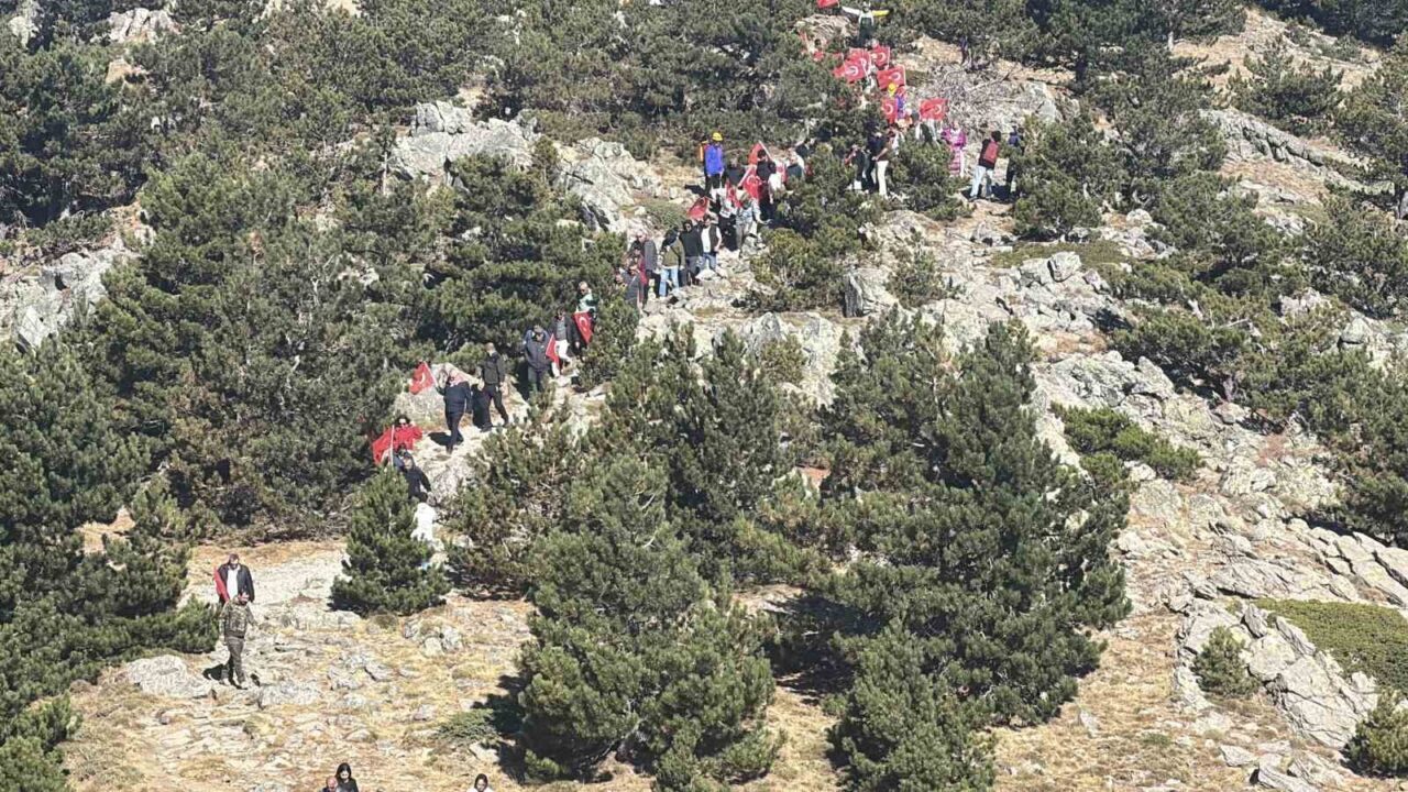 Kazdağları’nın zirvesinde bayrak yürüyüşü 15 Bülten Medya -
