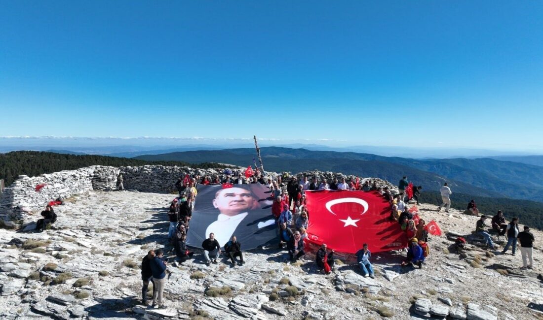 Kazdağları’nın zirvesinde bayrak yürüyüşü Edremit’in düşman işgalinden kurtuluşunun 104. yıl dönümü kapsamında Edremit Belediyesince