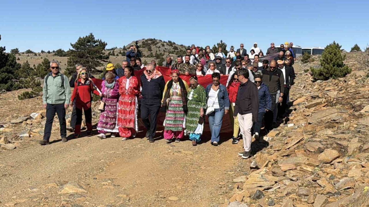 Kazdağları’nın zirvesinde bayrak yürüyüşü 14 Bülten Medya -