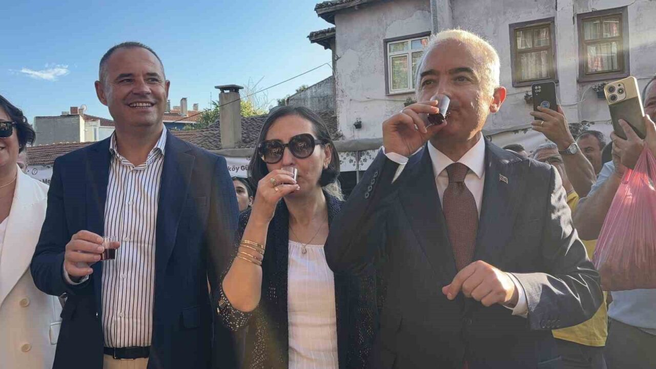 Kırklareli protokolü geleneksel yöntemle hazırlanan üzüm suyunu içti 16 Bülten Medya -