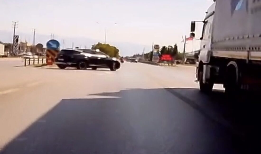 Kırmızı ışık ihlali yapan cipe motosiklet çarptı: Ölümden döndü Bursa’da kırmızı ışık ihlali yapan cipe motosiklet çarptı. Tırın lastiklerine