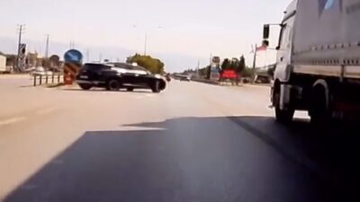 Bursa’da kırmızı ışık ihlali yapan cipe motosiklet çarptı. Tırın lastiklerine