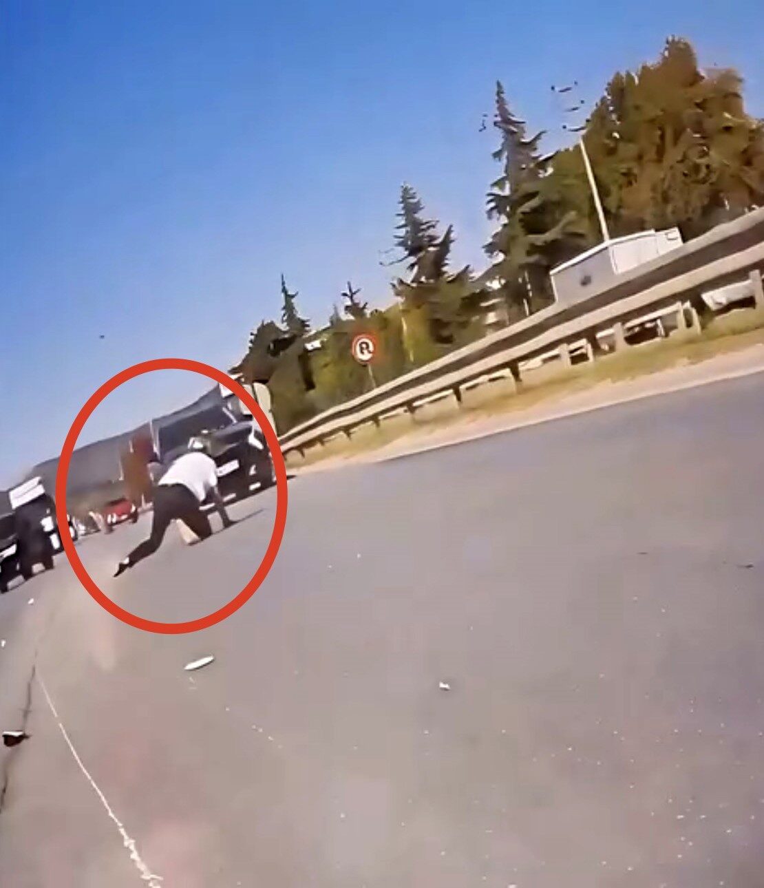 Kırmızı ışık ihlali yapan cipe motosiklet çarptı: Ölümden döndü 21 Bülten Medya -