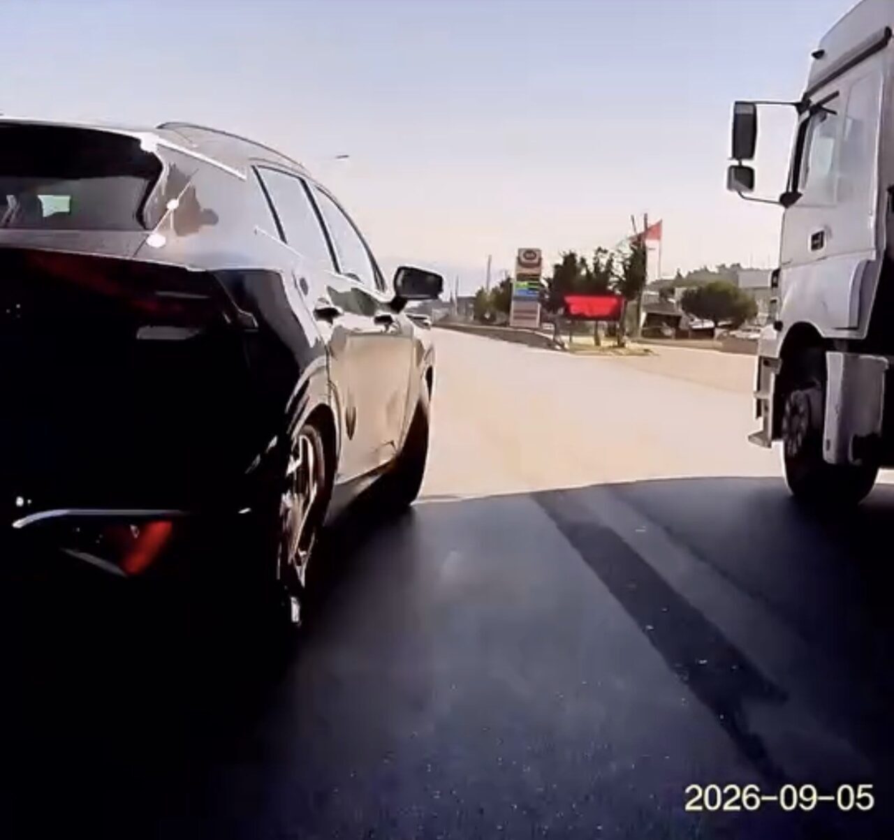 Kırmızı ışık ihlali yapan cipe motosiklet çarptı: Ölümden döndü 20 Bülten Medya -