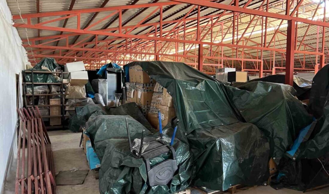 Kocaeli’nin Derince ilçesindeki Ahbap Derneği deposunda bulunan çok sayıda yardım