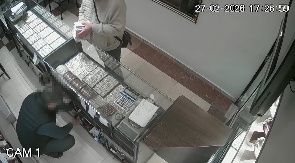 Bilezikleri kolundan nasıl keseceğini kuyumcuya sormuş 4 Bülten Medya -