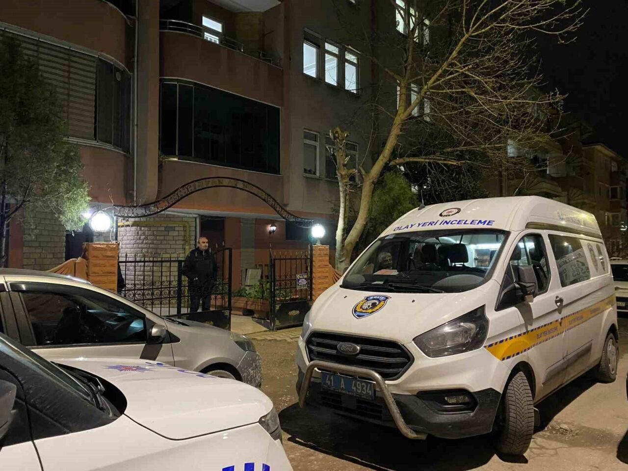 Bilezikleri kolundan nasıl keseceğini kuyumcuya sormuş 3 Bülten Medya -