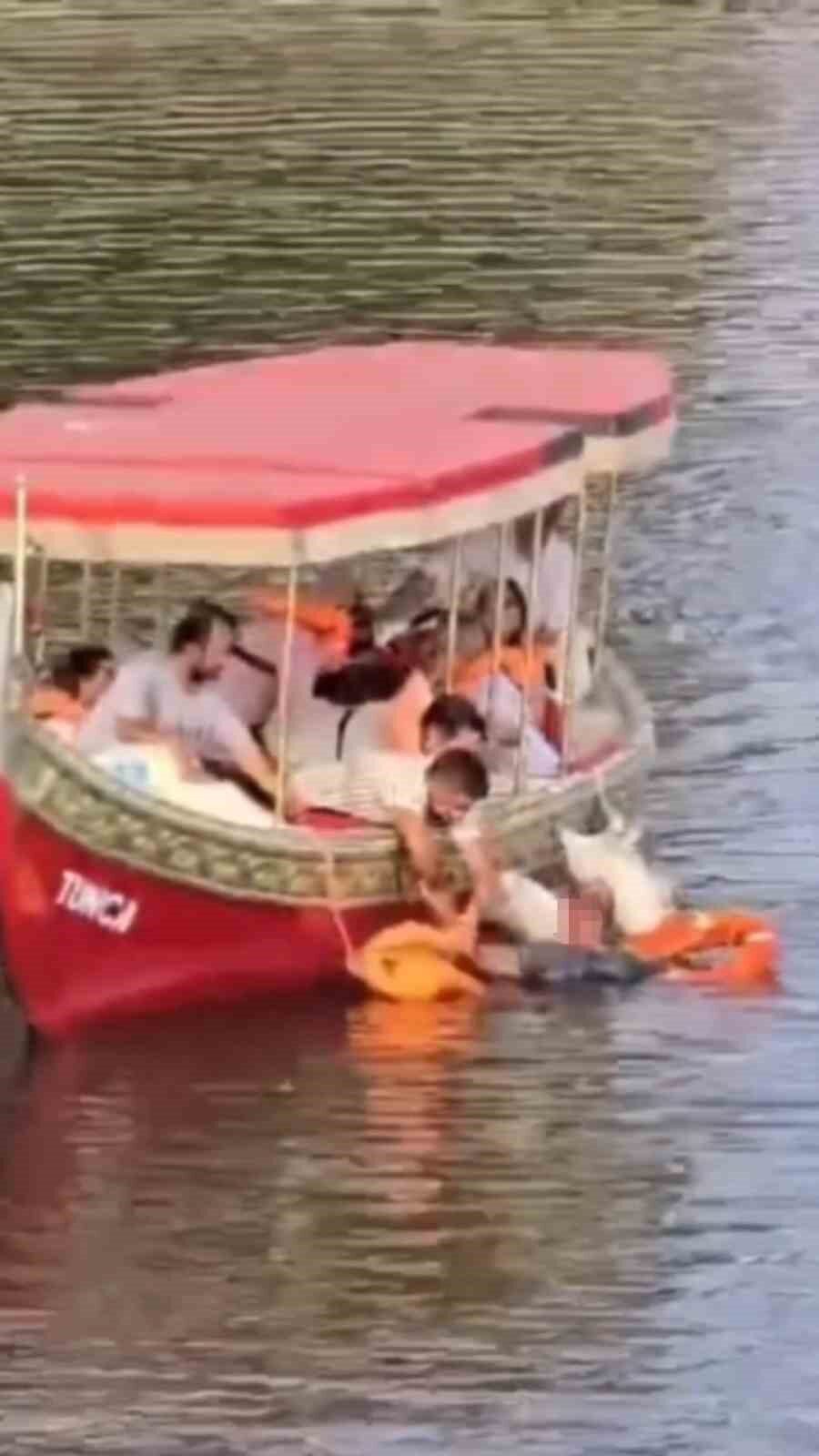 Köprüden nehre düşen adamı, gezi teknesindeki vatandaşlar kurtardı 11 Bülten Medya -
