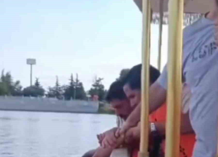 Köprüden nehre düşen adamı, gezi teknesindeki vatandaşlar kurtardı Edirne’de köprüden Meriç Nehri’ne düşen bir vatandaş, bölgede gezi turu