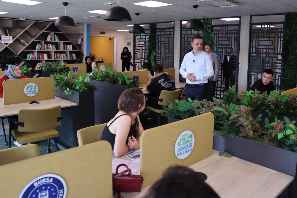 Bursa Büyükşehir Belediyesi'nin, bünyesindeki gençlik merkezlerinde düzenlediği ücretsiz ‘KPSS Ön