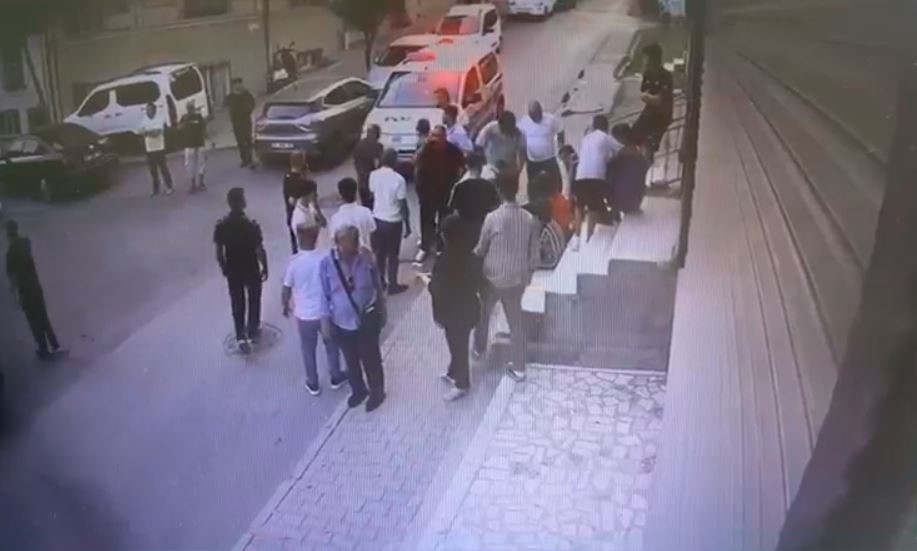 Küçükçekmece’de biri çocuk iki kişinin silahla yaralandığı anların güvenlik kamerası görüntüleri ortaya çıktı Küçükçekmece’de, alacak verecek meselesi nedeniyle çıkan ve silahların patlaması sonucu
