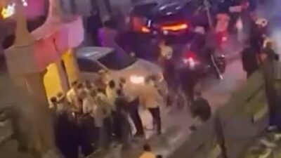Küçükçekmece’de düğün salonunda çıkan kavga sokağa taştı. Birbirine giren tarafları