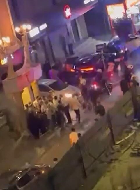 Küçükçekmece’de düğünde çıkan kavga sokağa taştı Küçükçekmece’de düğün salonunda çıkan kavga sokağa taştı. Birbirine giren tarafları