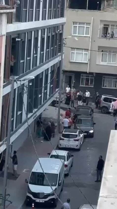 Küçükçekmece’de silahlı kavga: Yoldan geçen 1’i çocuk 2 kişi yaralandı 4 Bülten Medya -