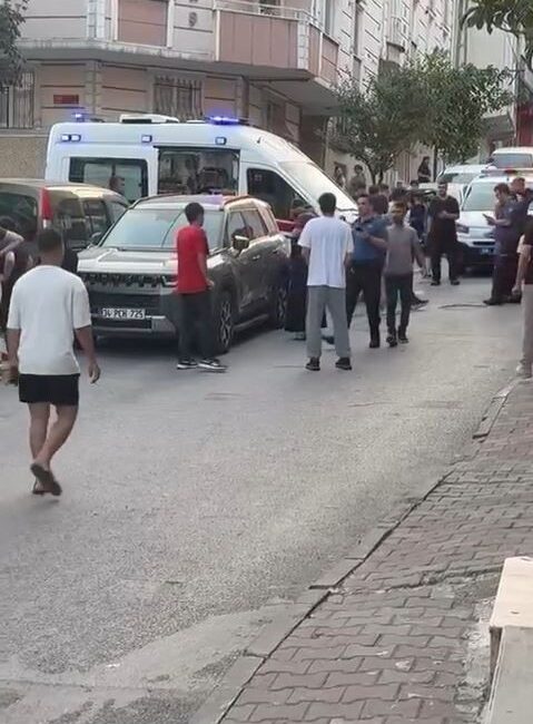 Küçükçekmece’de silahlı kavga: Yoldan geçen 1’i çocuk 2 kişi yaralandı Küçükçekmece’de iki aile arasında çıkan silahlı kavga sırasında yoldan geçen