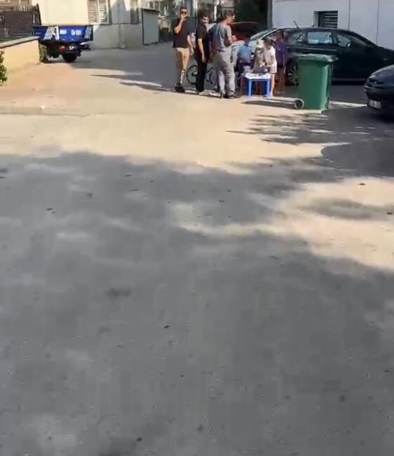 Çocukların limonatalarını Bursa Büyükşehir ekipleri satın aldı Bursa’da kendi imkanlarıyla evde hazırladıkları limonataları satarak harçlıklarını çıkarmaya çalışan