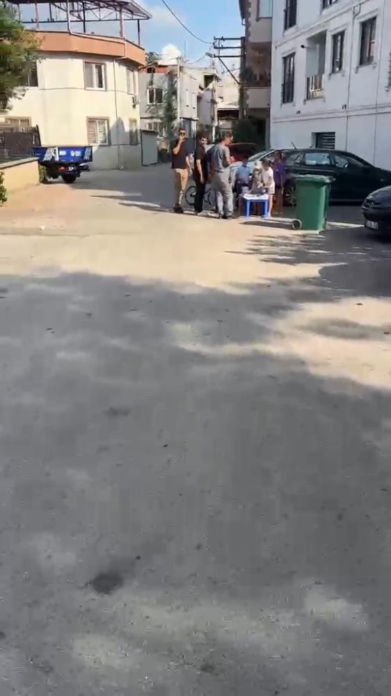 Bursa’da kendi imkanlarıyla evde hazırladıkları limonataları satarak harçlıklarını çıkarmaya çalışan