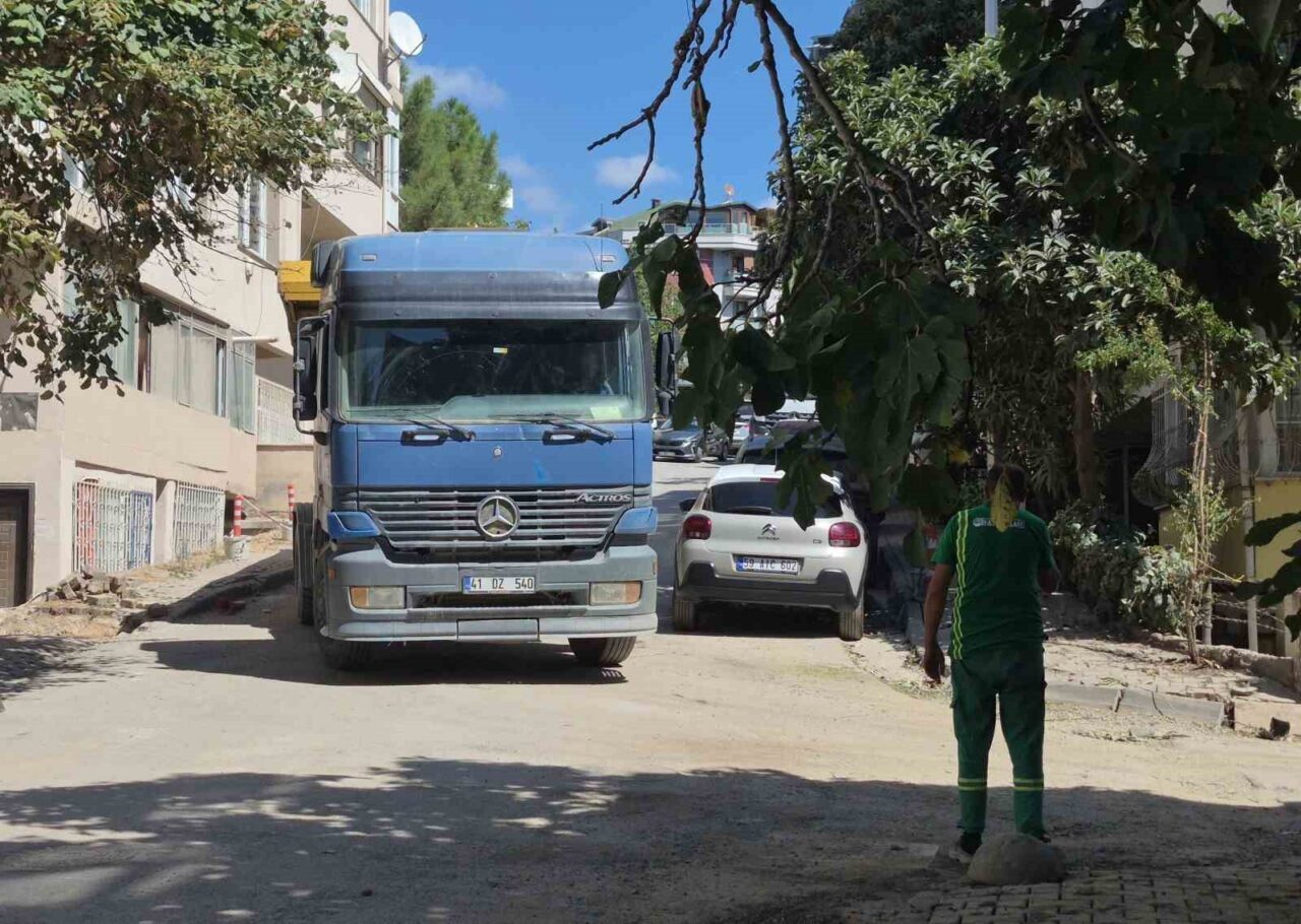 Maltepe’de dar sokakta inşaat çilesi: Mikserler yolu kapattı, sürücüler kornalarla isyan etti 19 Bülten Medya -