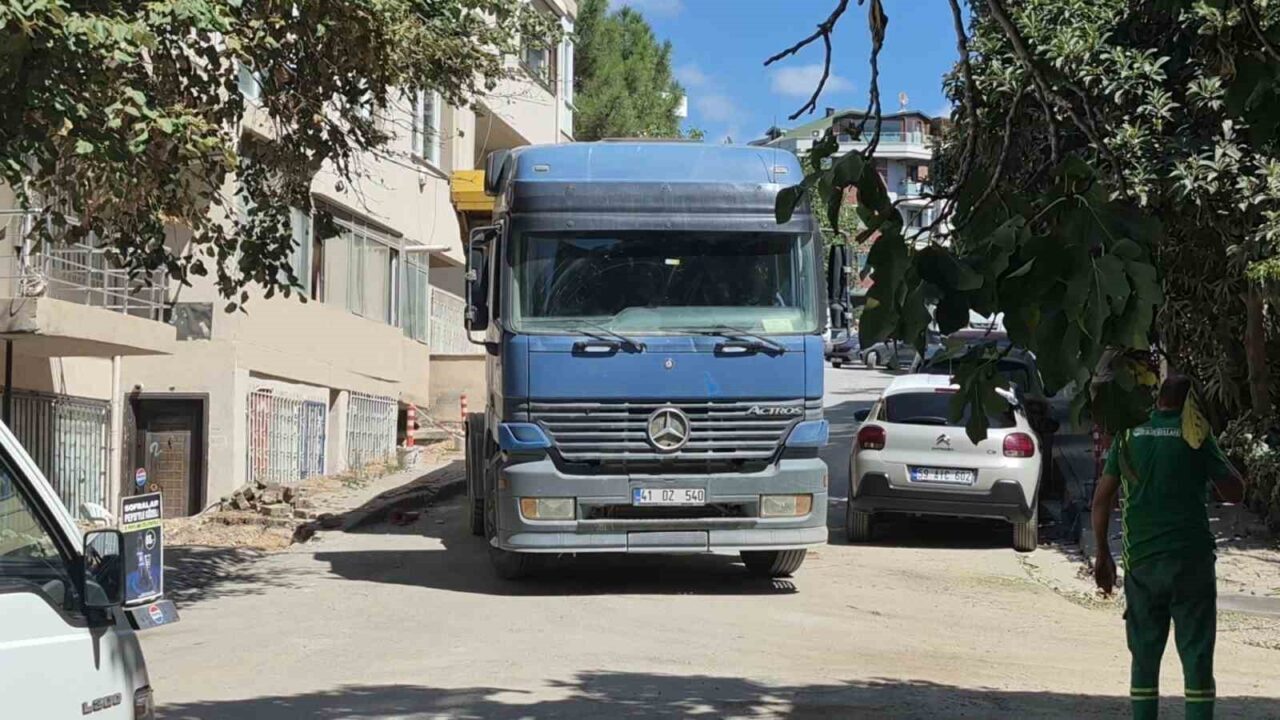 Maltepe’de dar sokakta inşaat çilesi: Mikserler yolu kapattı, sürücüler kornalarla isyan etti 24 Bülten Medya -