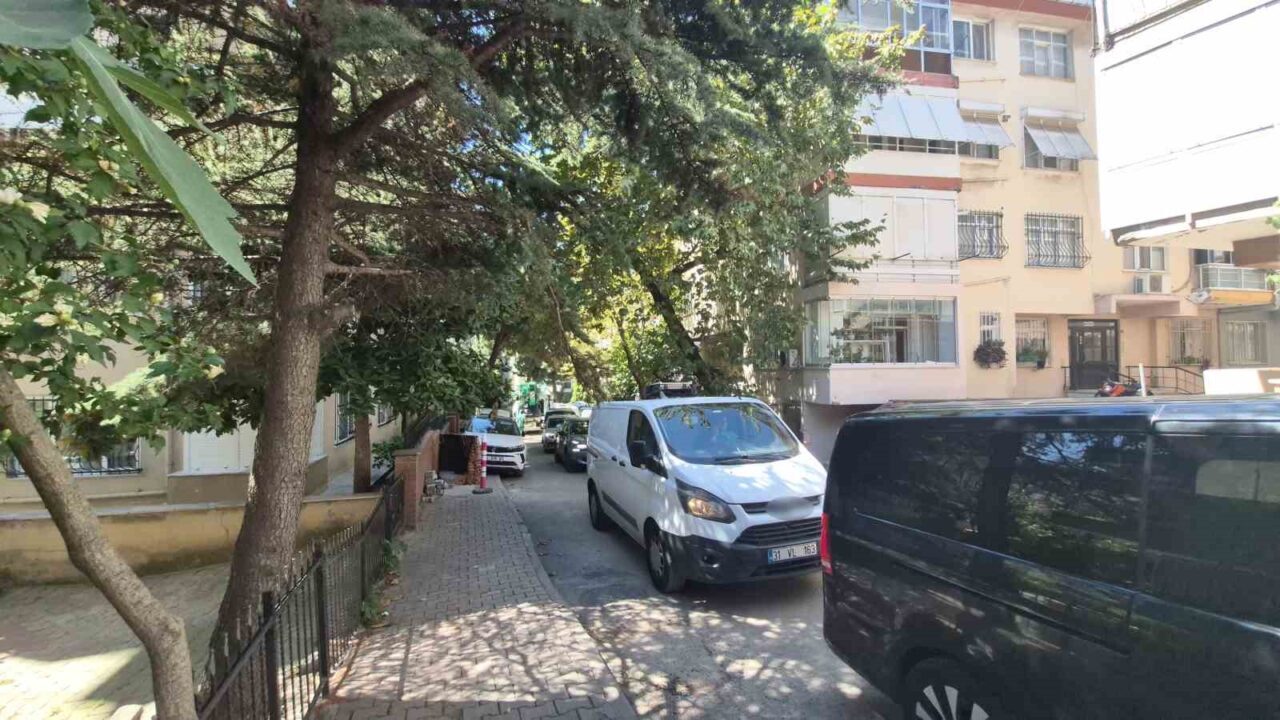 Maltepe’de dar sokakta inşaat çilesi: Mikserler yolu kapattı, sürücüler kornalarla isyan etti 22 Bülten Medya -