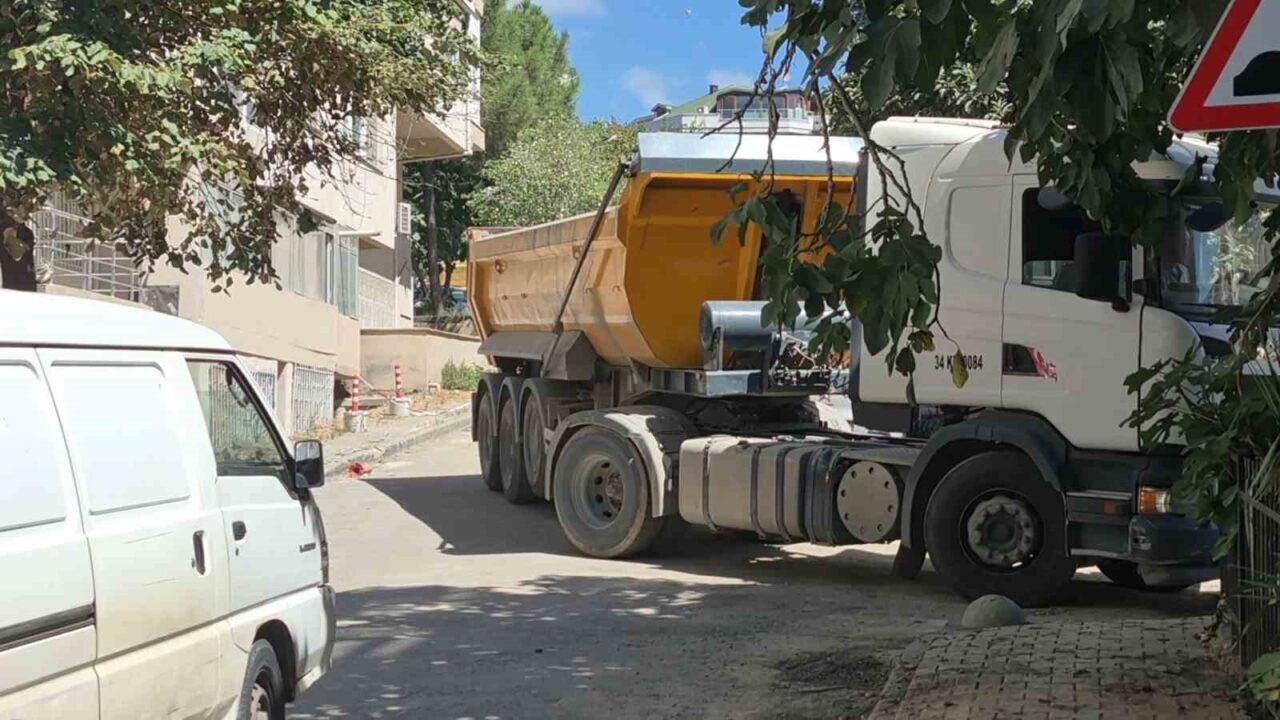 Maltepe’de dar sokakta inşaat çilesi: Mikserler yolu kapattı, sürücüler kornalarla isyan etti 23 Bülten Medya -