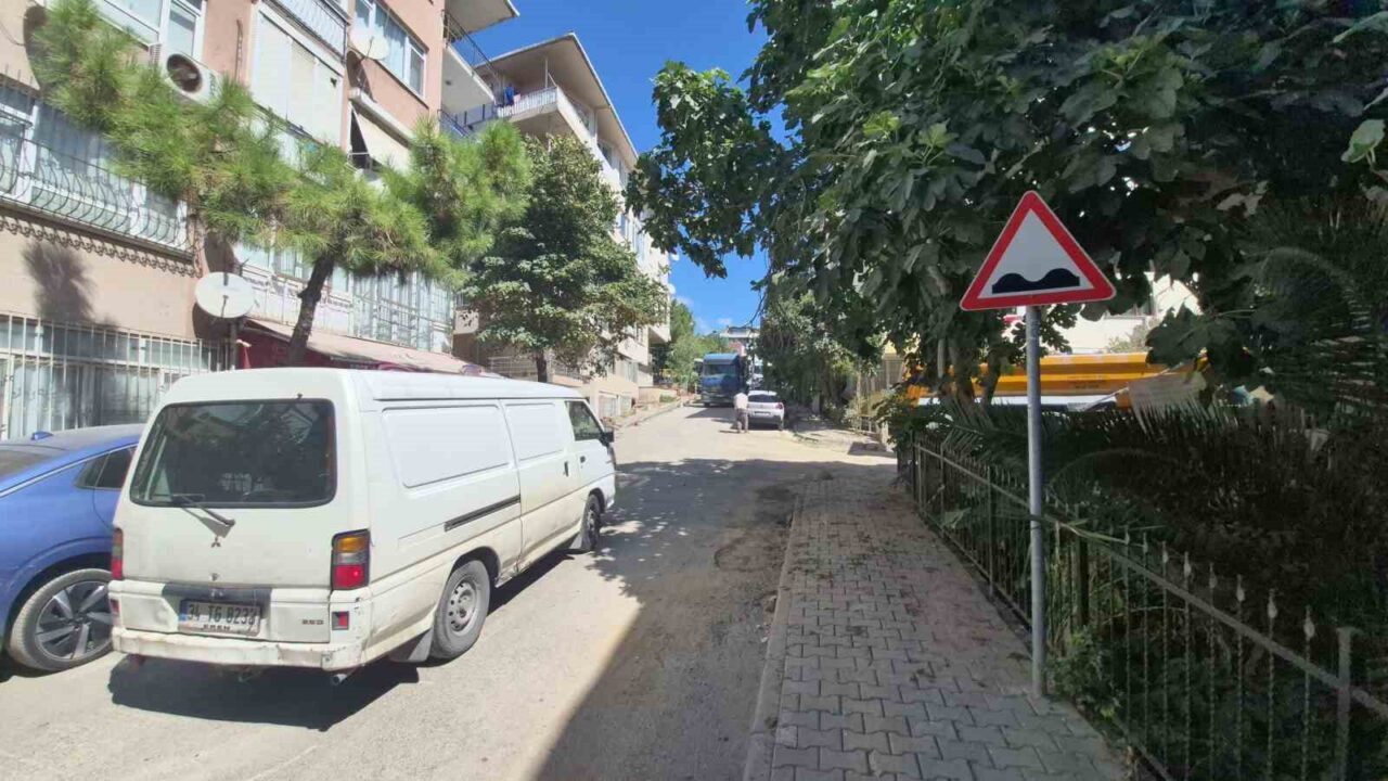 Maltepe’de dar sokakta inşaat çilesi: Mikserler yolu kapattı, sürücüler kornalarla isyan etti 21 Bülten Medya -