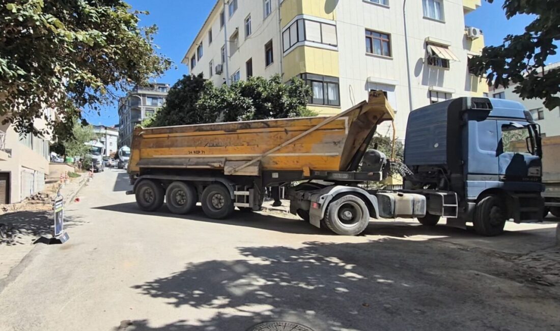 Maltepe’de dar sokakta inşaat çilesi: Mikserler yolu kapattı, sürücüler kornalarla isyan etti Maltepe’de dar sokakta yürütülen inşaat çalışması nedeniyle hafriyat kamyonları ve