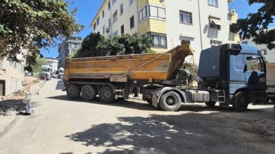 Maltepe’de dar sokakta yürütülen inşaat çalışması nedeniyle hafriyat kamyonları ve