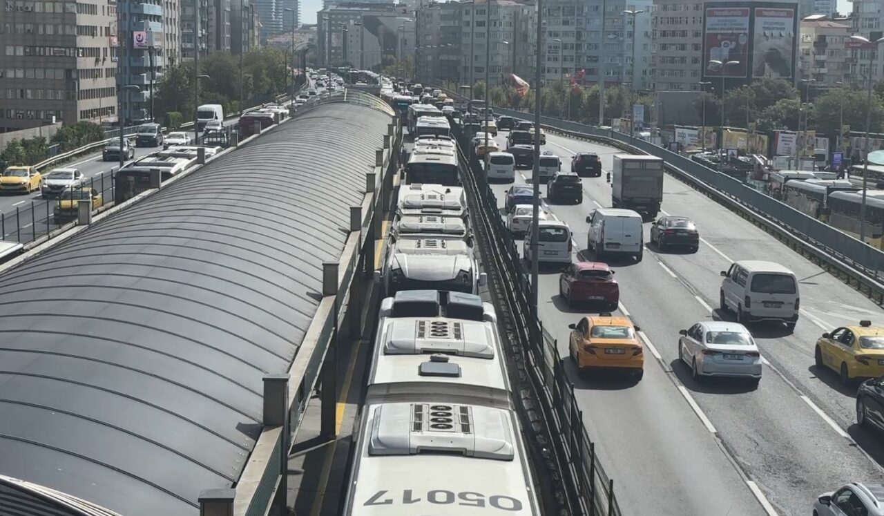Mecidiyeköy’de arızalanan metrobüs yoğunluğa neden oldu 4 Bülten Medya -