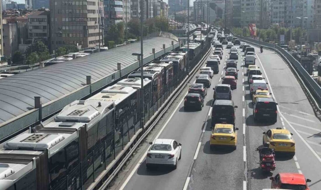 Mecidiyeköy’de arızalanan metrobüs yoğunluğa neden oldu İstanbul Mecidiyeköy Metrobüs Durağı’nda arızalanan metrobüs nedeniyle seferlerde aksama yaşandı.