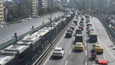 İstanbul Mecidiyeköy Metrobüs Durağı’nda arızalanan metrobüs nedeniyle seferlerde aksama yaşandı.