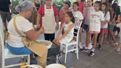 Kırklareli’nde düzenlenen atölye çalışmasında çocuklar, çömlekçi tornasının başına geçerek toprağa