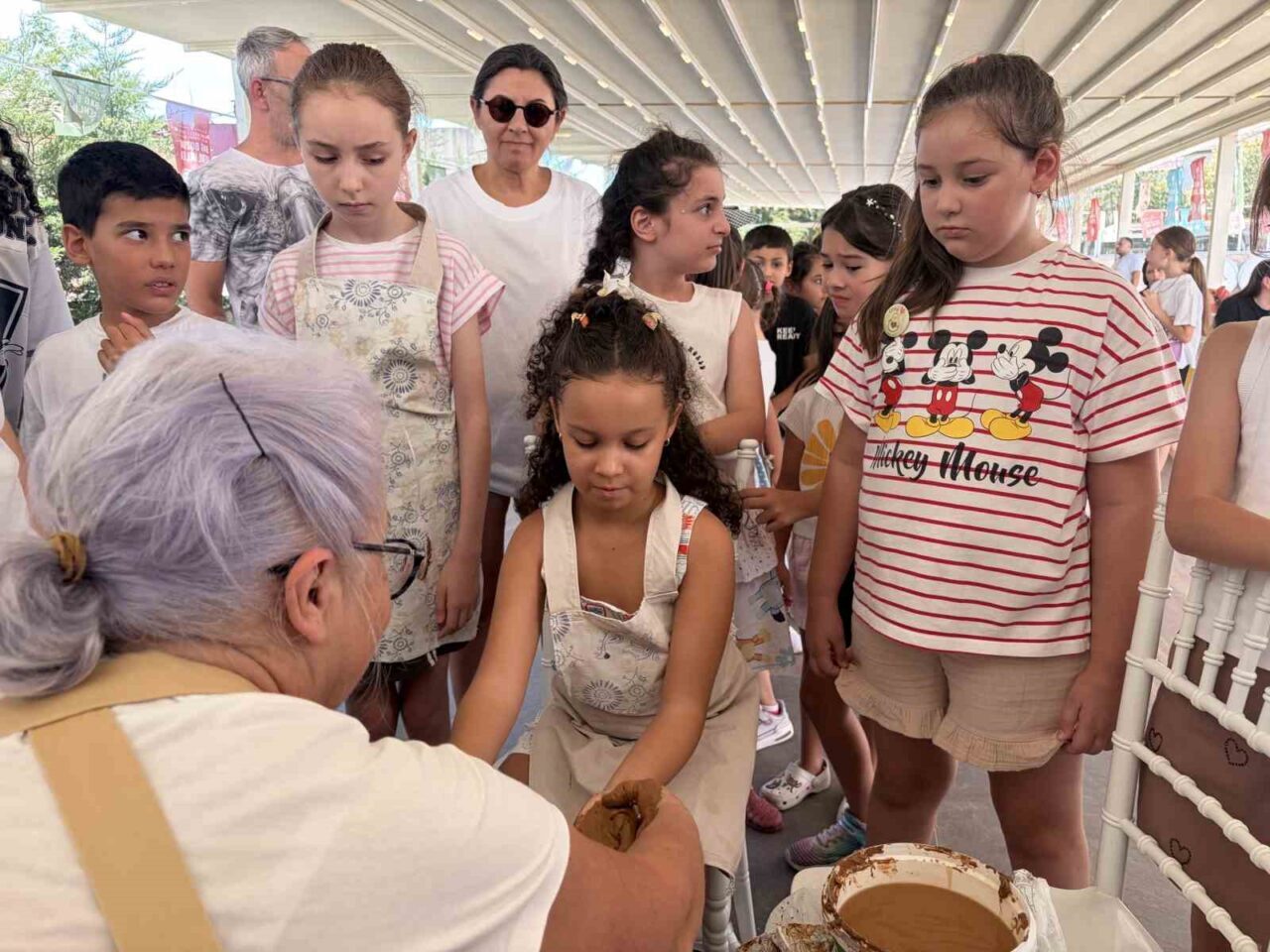 Minik eller çömlekçi tornasında toprağa şekil verdi 19 Bülten Medya -
