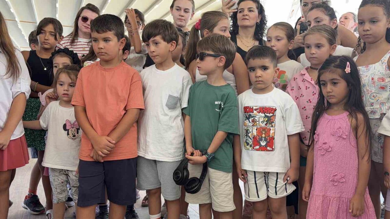 Minik eller çömlekçi tornasında toprağa şekil verdi 23 Bülten Medya -