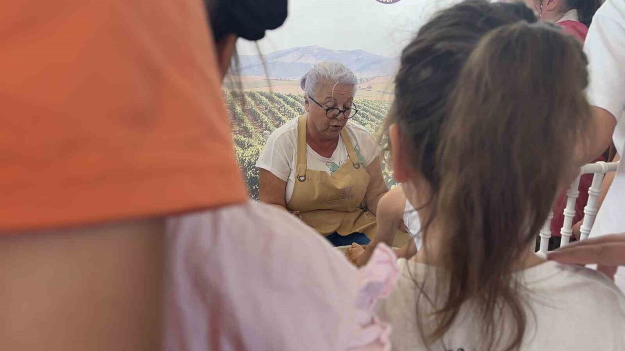 Minik eller çömlekçi tornasında toprağa şekil verdi 24 Bülten Medya -