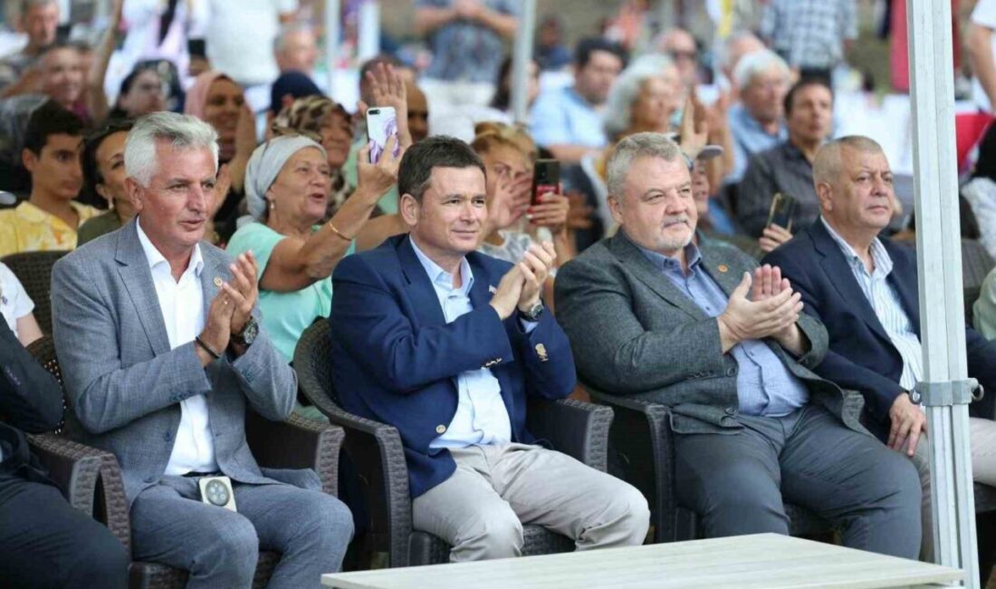 Osmangazi’nin siyah inciri festivalde görücüye çıktı Osmangazi Belediyesi’nin bu yıl 25’incisini düzenlediği “Osmangazi Siyah İncir Festivali”,