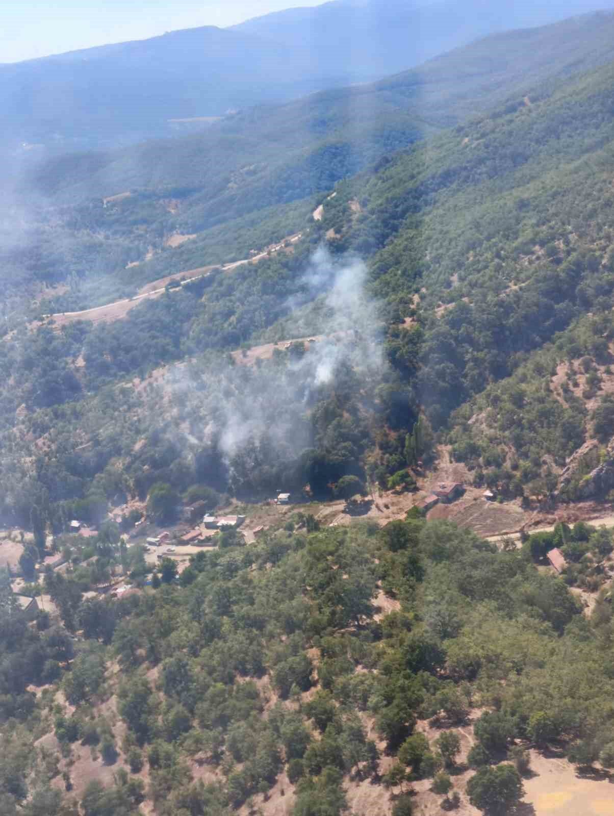 Otluk alanda çıkıp ormana sıçrayan yangın söndürüldü 12 Bülten Medya -