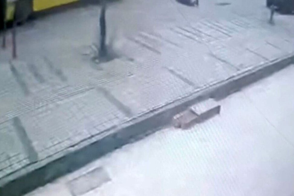 Otobüsün çarpmasıyla ağır yaralanan kadın, hayat mücadelesini kaybetti Bursa’nın İnegöl ilçesinde özel halk otobüsünün çarpması sonucu ağır yaralanan