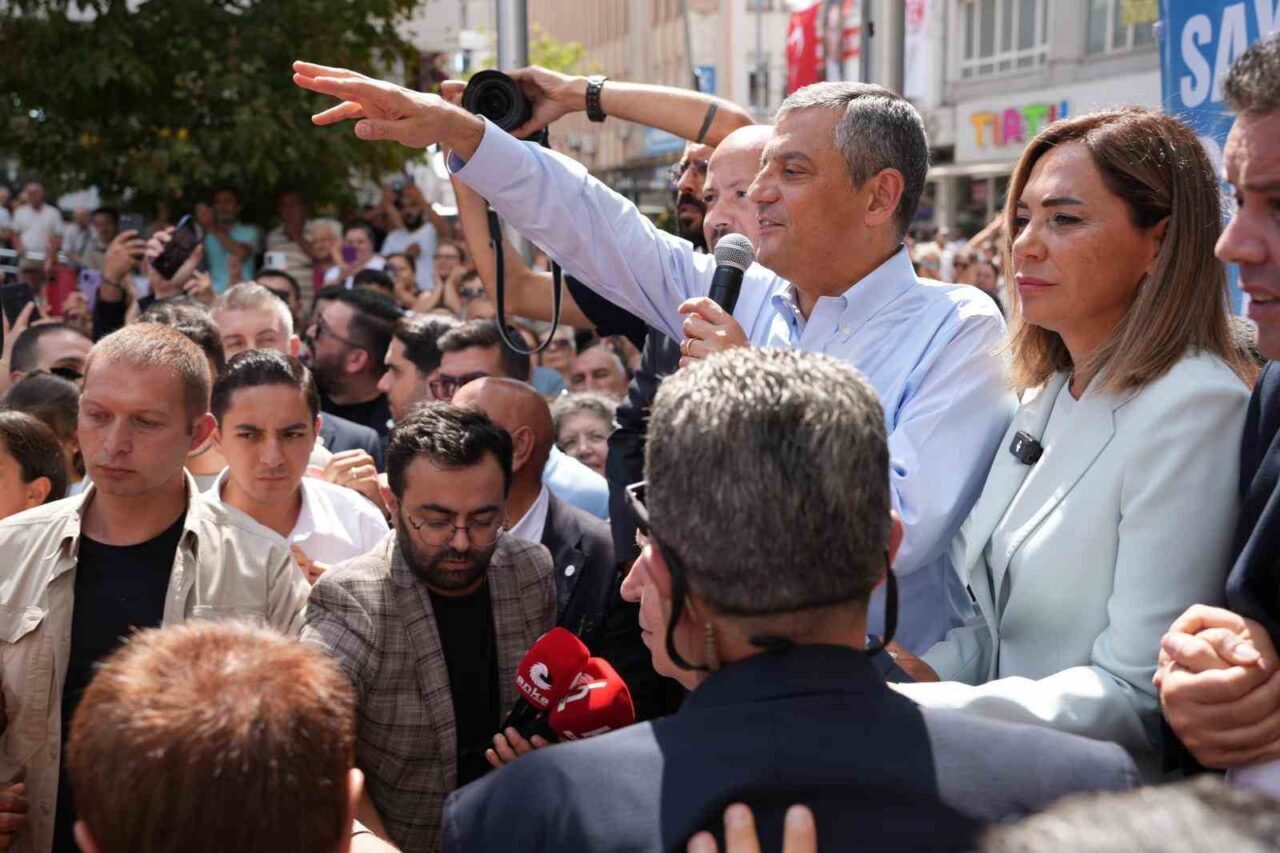 Özgür Özel Çorlu’da konuştu: "Yeni Parti, geçmişte Cumhuriyet Halk Partisi’nde siyaset yapanların yeni partisidir" 14 Bülten Medya -