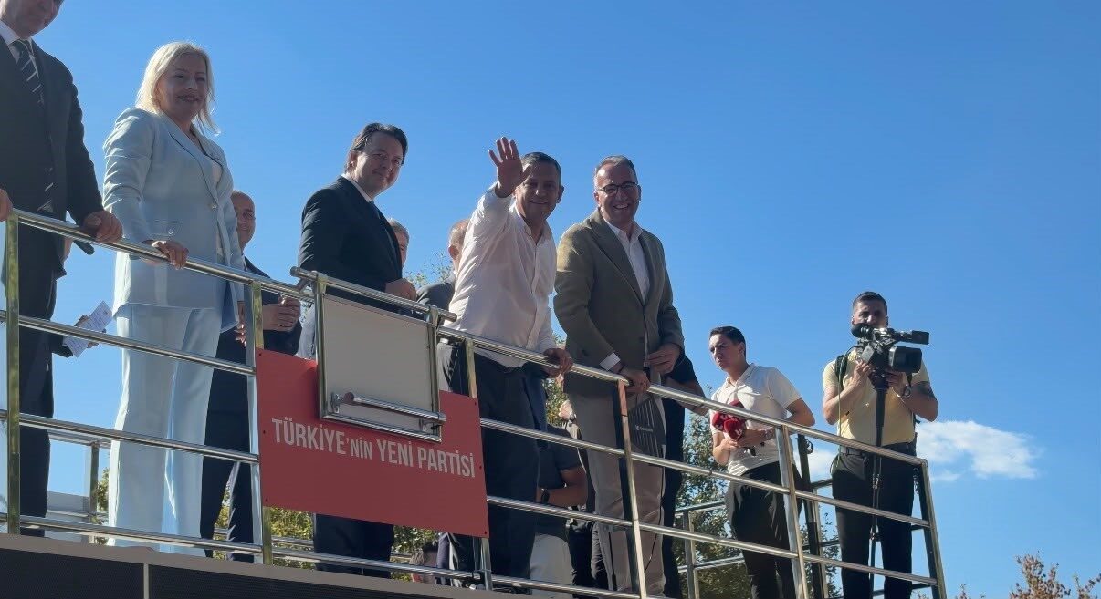 Özgür Özel, Kırklareli’nde esnafla bir araya geldi 16 Bülten Medya -