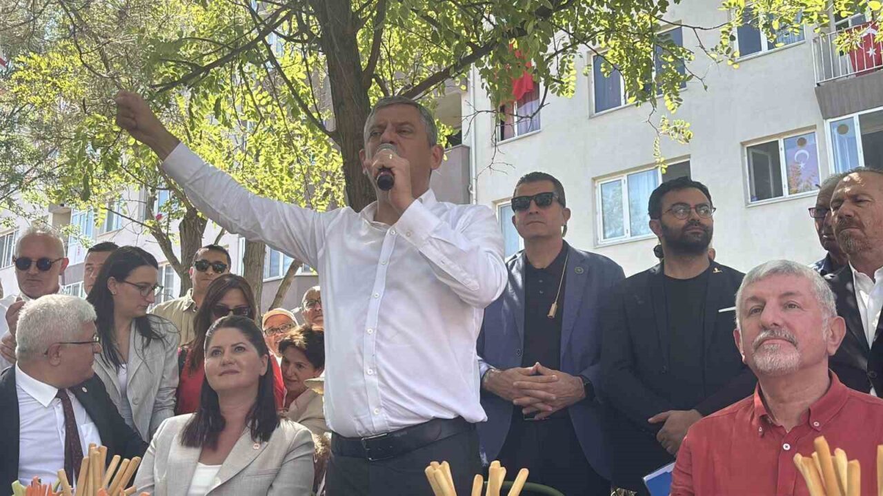 Özgür Özel’den peş peşe gaflar: Eski partisi CHP dedi, ardından İYİ Parti dedi 16 Bülten Medya -