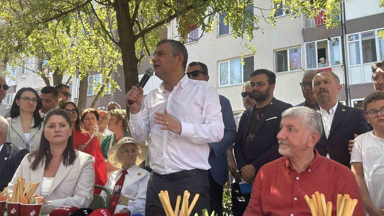 Özgür Özel’den peş peşe gaflar: Eski partisi CHP dedi, ardından İYİ Parti dedi 15 Bülten Medya -